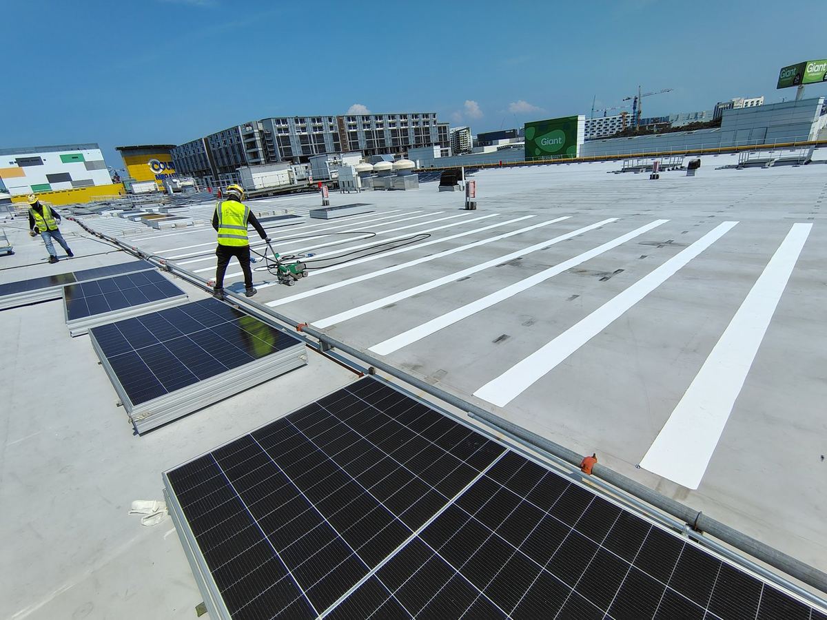 On the roof, thermoplastic lining, preparing to receive solar panels
